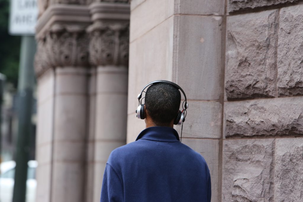 un jeune homme écoute quelque chose avec un casque