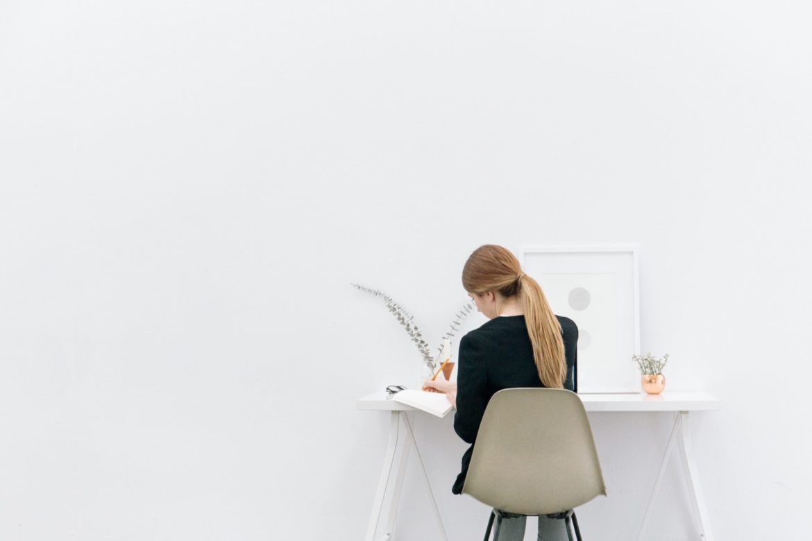 Hôtesse d'accueil : comment trouver un job étudiant 